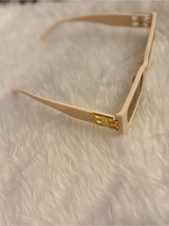 Fashion Jewelry Accessories - Fashion Jewelry Beige Rectangular Sunglasses with Gold Detail